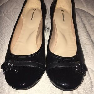 Women's black dress shoes